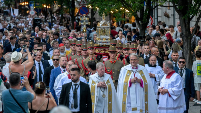 Augusztus 20-a: országszerte kezdődnek vagy zajlanak a tűzijátékok, a fővárosi rakpartokon nagy a tömeg – fotók, percről percre