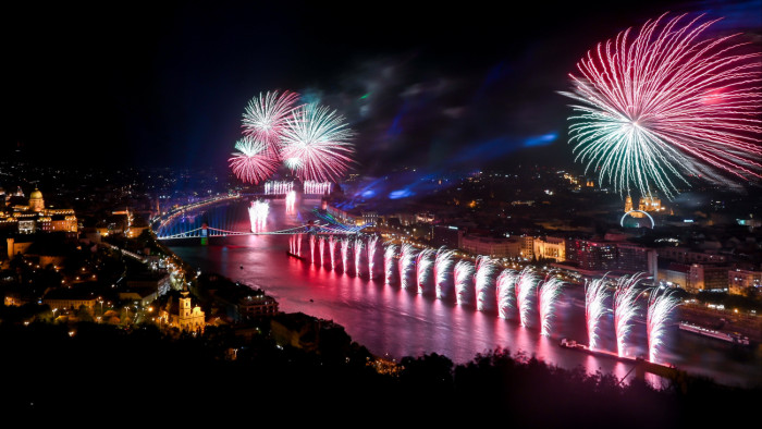 A budapesti fényfestés, drónshow és tűzijáték legjobb pillanatai – galéria, videó