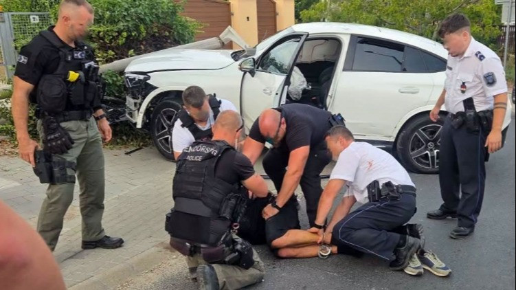 Lövések dördültek, rendőrautók törtek a Balatonnál egy autós üldözésben