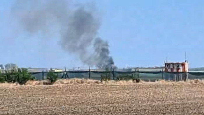 Nagy füsttel ég a Szolnoknál lezuhant Gripen – videó
