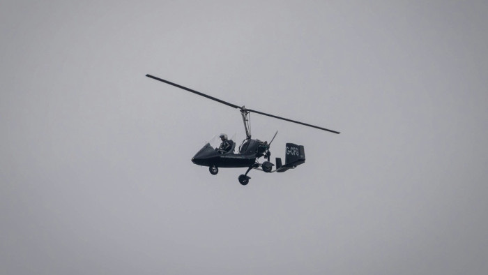 Videóra vették, ahogy egy kisméretű helikopter drótkötélbe akad, majd lángolva becsapódik