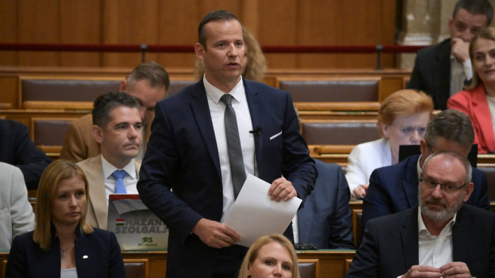 Paks-posting, globalista-progresszív diktatúra – Magyar Pétert kemény szavakkal kritizálták