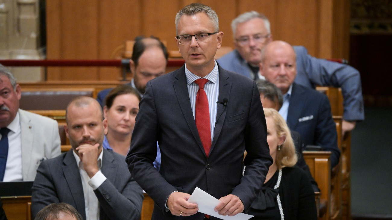 Unger Anna kiválasztását, az NVVH-t és Magyar Péter semmitmondó beszédét kritizálták az Országgyűlésben