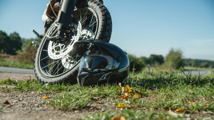 Tragédia Devecsernél: kukással ütközött egy motoros