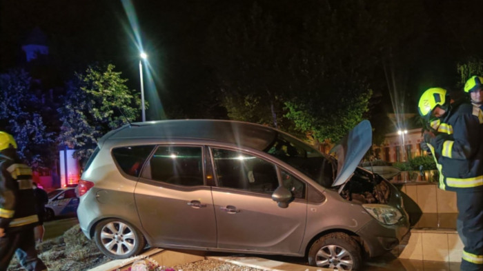 Az ütközés után szökőkútba hajtott egy autó Kaposváron