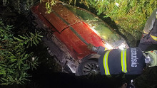 Csuromvizesen, vérző arccal dörömböltek a kamionos ajtaján – előtte öt métert zuhantak