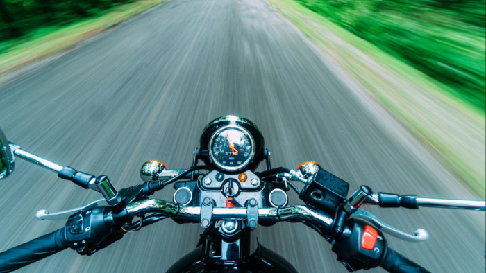 Látványos videón, ahogy egy motoros oldalról egy autóba csapódik és métereket száll a levegőben
