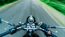 Látványos videón, ahogy egy motoros oldalról egy autóba csapódik és métereket száll a levegőben
