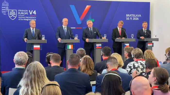 Magyar Péter a pozsonyi V4-csúcson: el kell döntenie Európának, hogy túlélni akar vagy győzni