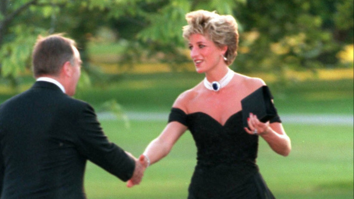 Kalapács alá kerül Diana hercegné legendás „bosszúruhája”