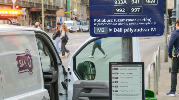 Lapozható, mindig friss elektronikus menetrendek kerülnek ki 61 BKK-megállóba