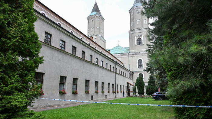 Késelés egy bencés kolostor templomában – halálos áldozat és sebesültek