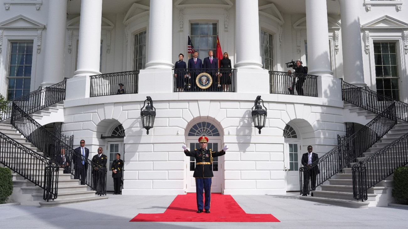 Hszi Csin-ping kínai elnök (b2) és a felesége, Peng Li-jüan (b) illetve Donald Trump amerikai elnök (j2) és a felesége, Melania Trump (j) az amerikai tengerészgyalogság néma díszalakulatának felvonulását nézi a washingtoni Fehér Ház kék szobájának erkélyérõl 2026. szeptember 24-én.