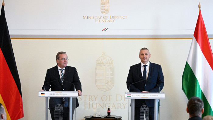 Német hadügyminiszter: Berlin és Budapest újra szorosabban együtt fog működni