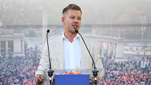 Nem kérek esernyőt, mondta Magyar Péter, miután tojással akarták megdobálni