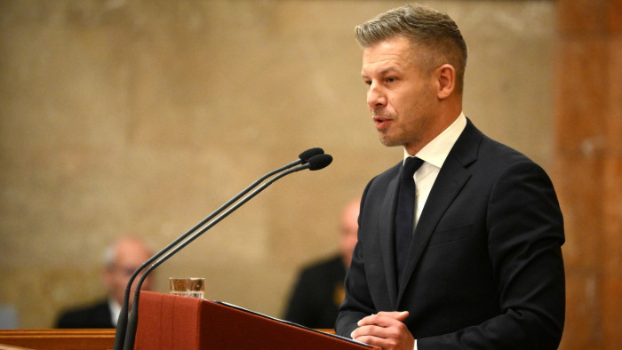 Magyar Péter napirend előtt a parlamentben a mentelmi jogok kiadása és Seszták Miklós őrizetbe vétele után