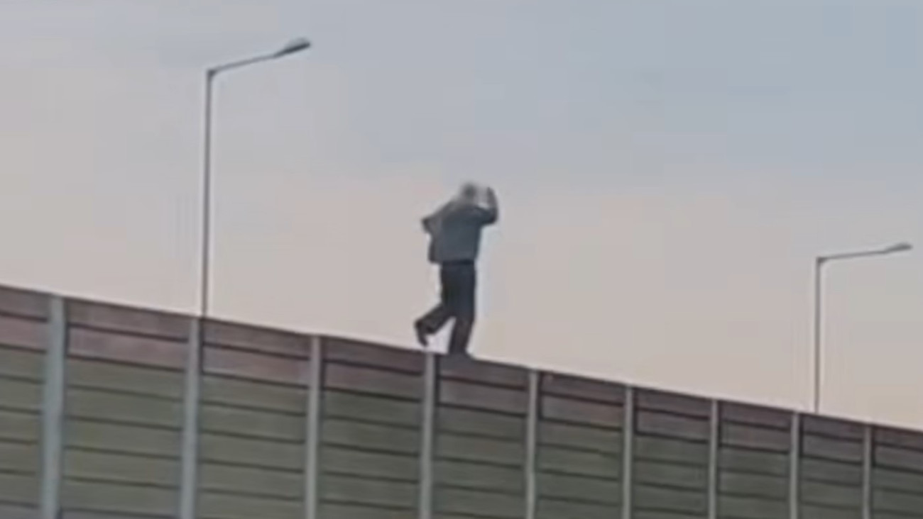 Ilyen nincs: az M0-ás középső elválasztó falán táncolt egy gyalogos – videó