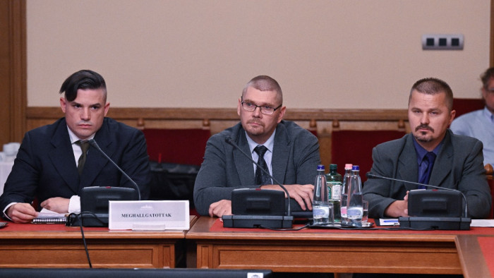 Meghallgatáson a Covid-oltás megtagadásáért elbocsátott katonák