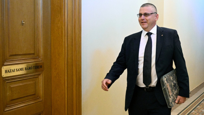 Száz páncélozott jármű félmilliárdért a szerbeknek? – Ruszin-Szendi Romulusz feljelentést tett