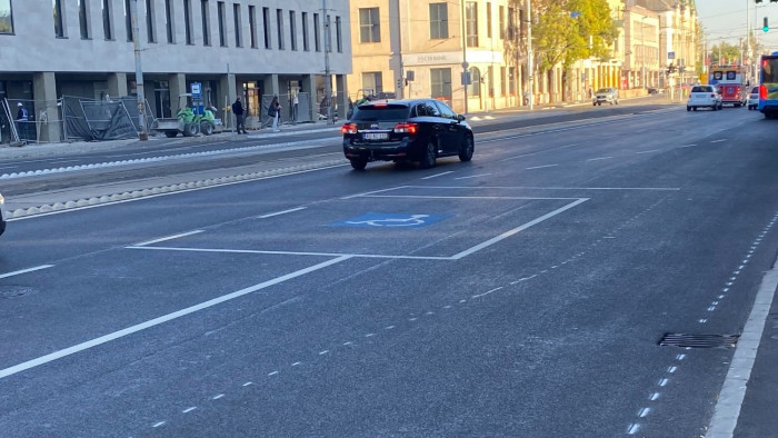 Rejtély Újpesten: parkolóhelyet terveznek az úttest közepén?