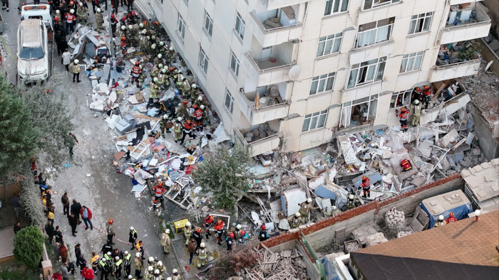 Összeroskadt egy hétemeletes társasház, egy hatéves kislány is a romok alatt rekedt