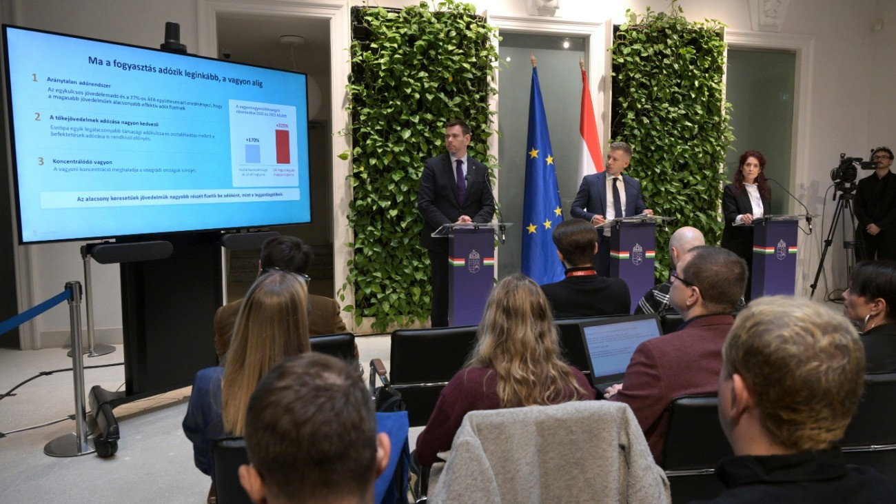 Magyar Péter miniszterelnök (k), Vitézy Dávid közlekedési és beruházási miniszter (b) és Magyar Éva kormányszóvivõ a Miniszterelnökségen tartott kormányszóvivõi tájékoztatón 2026. október 9-én.