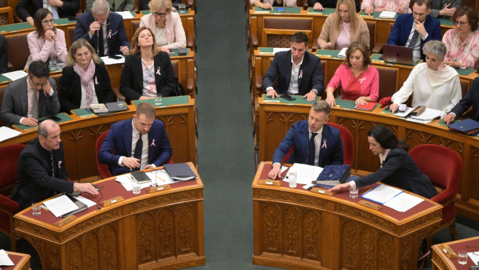Elfogadták a gyermekvédelmi törvényt is – sorozatban szavaz az Országgyűlés, Magyar Péter máris reagált
