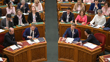 Elfogadták a gyermekvédelmi törvényt is – Magyar Péter máris reagált