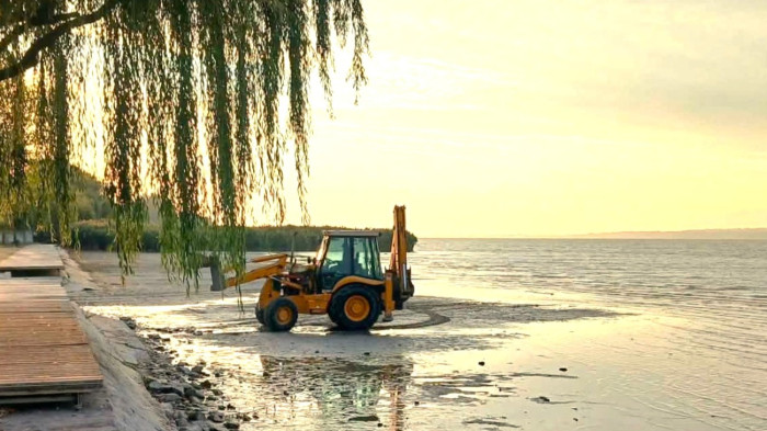Dömper a Balatonban – fotók