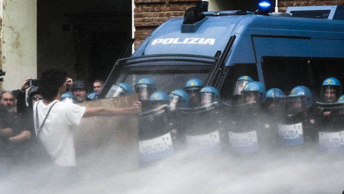 Felgyújtott papírtankkal és füstbombákkal üzentek Meloninak az olasz diákok