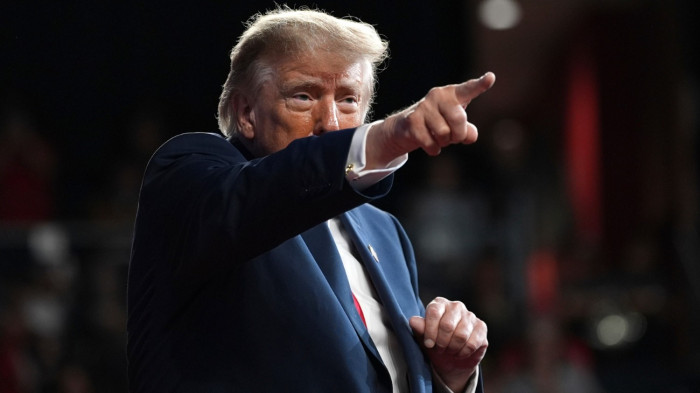 Trump bedobta a politikai bombát, Clintonék neve is előkerült