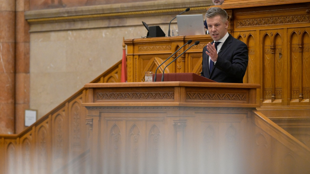 „A kormány egy év alatt teljesíti 4 év vállalásainak nagy részét” – Magyar Péter maratoni beszéde a parlamentben