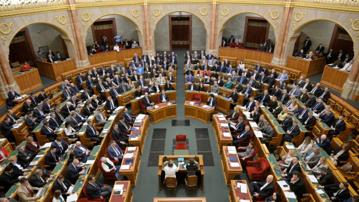 Visszaéléseket vizsgáló bizottságot kezdeményez a Tisza-frakció