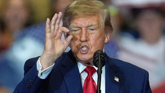 Donald Trump golfozott, majd feleségével közös programra sietett