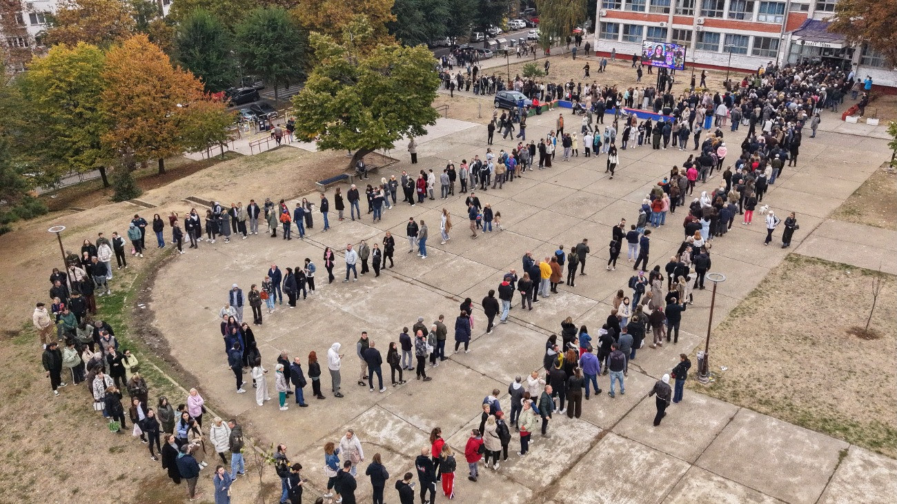 Forrnak az indulatok Szerbiában, óriási az érdeklődés a választás iránt