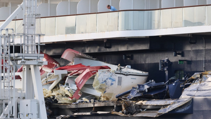 Drámai baleset: két konténerhajónak csapódott a több ezer utast szállító óceánjáró – videók