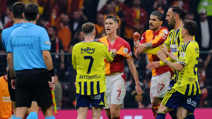 Lökdösték és meg akarták ütni Sallai Rolandot, végül a rendőrségnek kellett közbelépnie